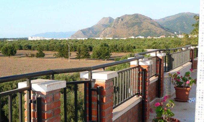 Souk El Tenine Apartment | Bejaïa Beachfront Apartments with Free WIFI & Pool Access