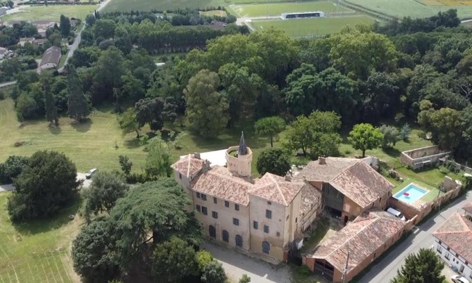 Grisolles Apartment | Charming Apartment at the Castle of Fontanas with Pool