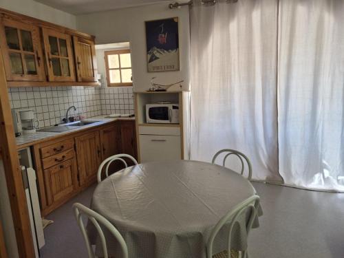 Cauterets Apartment | Cozy 32m² Apartment with Mountain View & Balcony, City Center