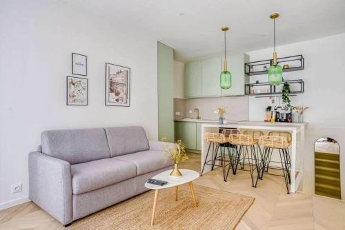 Quartier de la Plaine-de-Monceaux Apartment | Spacious Apartment for 6 Near Iconic Champs Elysees