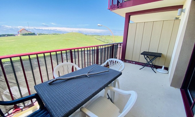 Biscarrosse Plage Apartment | Ocean View T2 Cabin Apartment with Breakfast and Kitchen