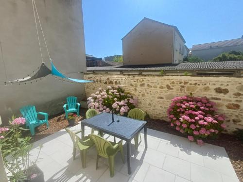Quartier de France Apartment | Cozy Apartment Near Parks with Private Courtyard & Parking