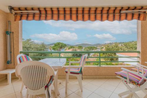 Agay Apartment | Seaside Retreat: Bel Appartement vue mer Agay with Pool