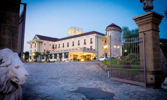 Manocalzati Hotel | Bel Sito Hotel Due Torri: Family-Friendly with Pool Access