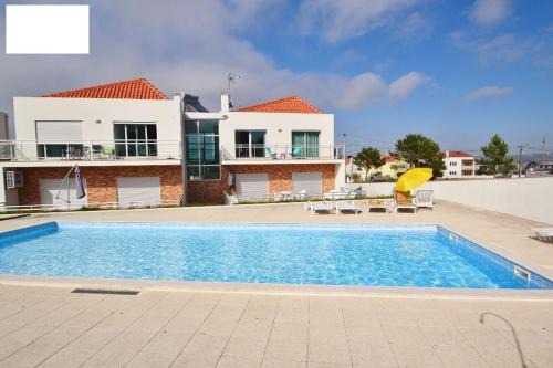 Salir do Porto Apartment | Inviting Bela Baïa: Oceanfront Oasis with Pool Access