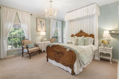 Fort Smith House | Elegant Beland Mansion: Magnolia Suite with Pool Access!