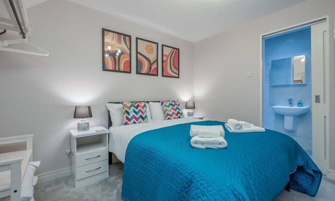 Belfast City Centre House | Modern Belfast City Centre Stay with Parking & Breakfast