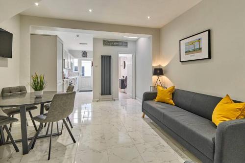 Queens Quarter House | Top-Rated Family-Friendly Stay at Windsor Townhouse, Belfast