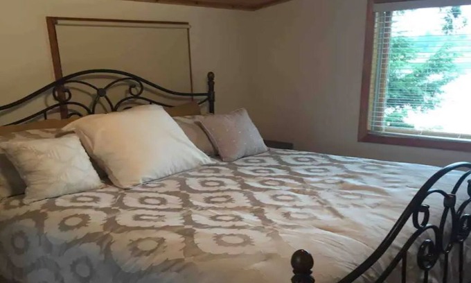 Oakland Cabin | Luxury Retreat at Belgrade Lakes: Ocean View & Kitchen