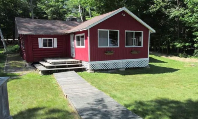 Kennebec Cottage | Relaxing Belgrade Lakes Waterfront 4-Bedroom Cabin Retreat