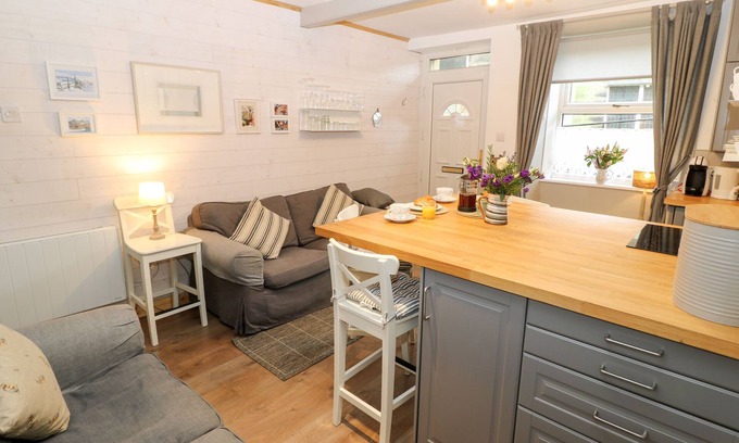 Hepworth Cottage | Pet-Friendly Bell Cottage with Garden in Holmfirth
