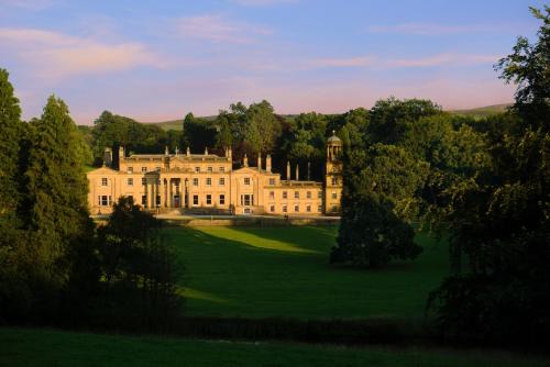 Skipton Apartment | Pet-Friendly Bell Flat: Pool & Hot Tub in Broughton Hall