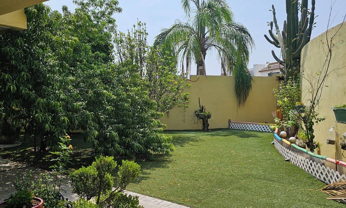 Monterrey House | Bella Casa con Jardín en Cerradas de Cumbres