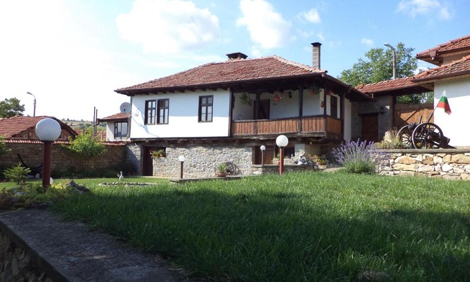 Hlevene House | Inviting Bella House: Oceanfront Pool & Top Guest Rating 9.9