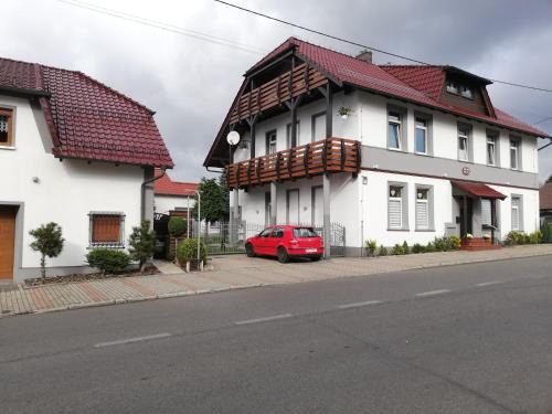 Zdzieszowice Apartment | Top-Rated Bella Patria: Pet-Friendly with Kitchen & Breakfast