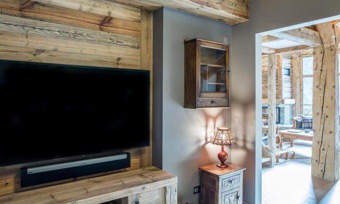 Eores House | Cozy Chalet Retreat with Hot Tub and Breakfast Included