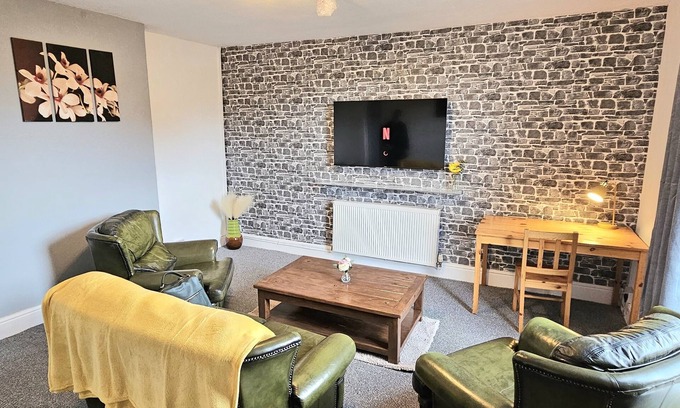 Chester Apartment | Inviting Bella's Place - Modern 3 Bedroom Duplex Apartment