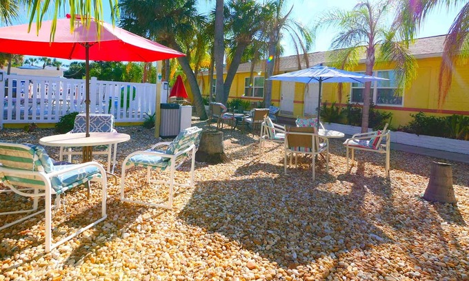 St. Pete Beach Hotel | Discover Bella Sirena Inn: Family-Friendly & Poolside Retreat
