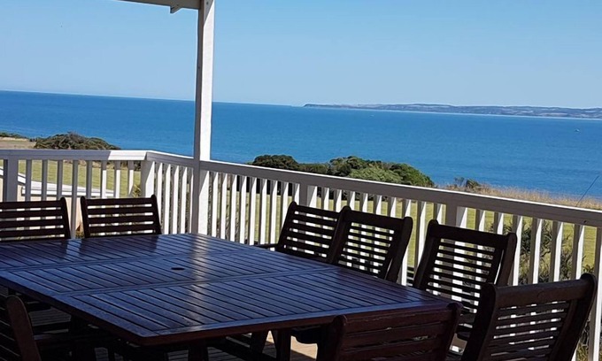 Ventnor House | Experience Bella Views: Beachfront Stay with Stunning Amenities