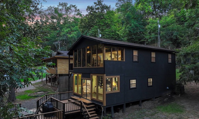 Jefferson Cabin | Relax at Bella Vista Cabin: Hot Tub, Canoes & Scenic Views