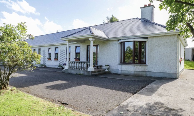 Ballysadare Cottage | Welcoming BELLADRIHID COTTAGE: Pet-Friendly Retreat