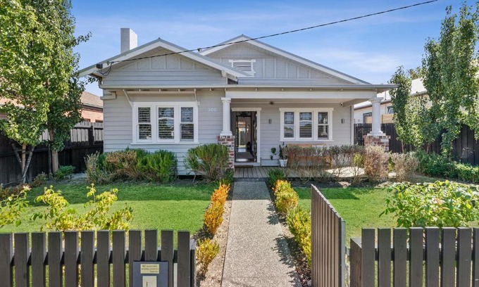 South Geelong House | Cozy Bellarine Cottage in Central Geelong with Parking