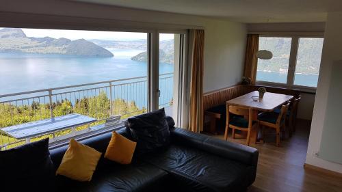 Emmetten Apartment | BellaVista: Oceanfront Retreat with Pet-Friendly Charm