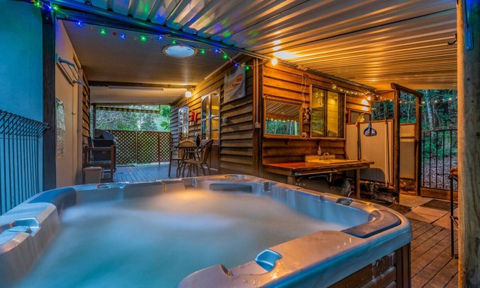 Kenilworth Cabin | Bellbird Studio: Pet-Friendly Glamping with Ocean Views