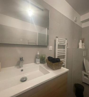 Mantes-la-Jolie Apartment | Cozy Belle Appartement: Perfect for Family Getaways