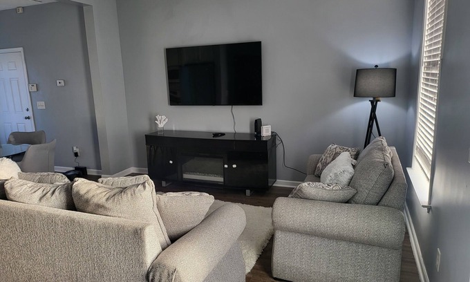 Warner Robins House | Inviting Belle Cozy Family Villa with Hot Tub & Pet-Friendly