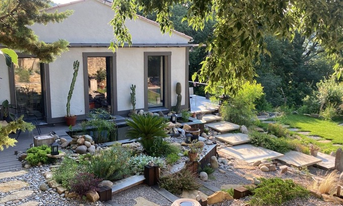 Cadenet House | Beautiful Home with Scenic Views, Garden & Pool