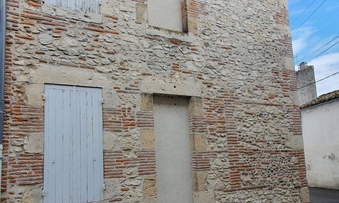 Agen House | Quaint Stone Townhouse with Spa and Child-Friendly Amenities