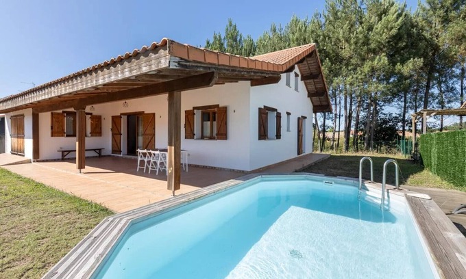 Tosse House | Belle Maison Landaise: Pet-Friendly Retreat Near Beaches