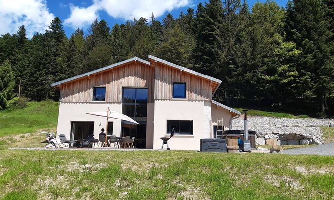 Liezey House | Elegant Belle Maison: Family-Friendly Retreat with Nordic Bath