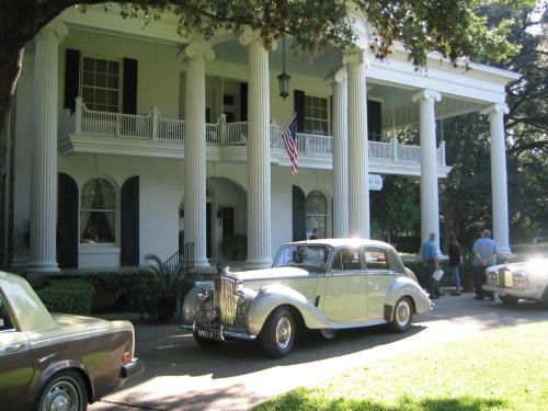 Gonzales Bed & Breakfast | Discover Belle Oaks Inn: 4-Star Comfort with Pool & Breakfast