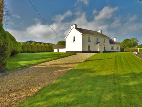 Mohill House | Unforgettable Belle View House with Hot Tub & Fireplace