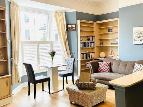 West Cliff House | Discover Belle Vue Cabin: Family-Friendly Retreat with 9.5 Rating