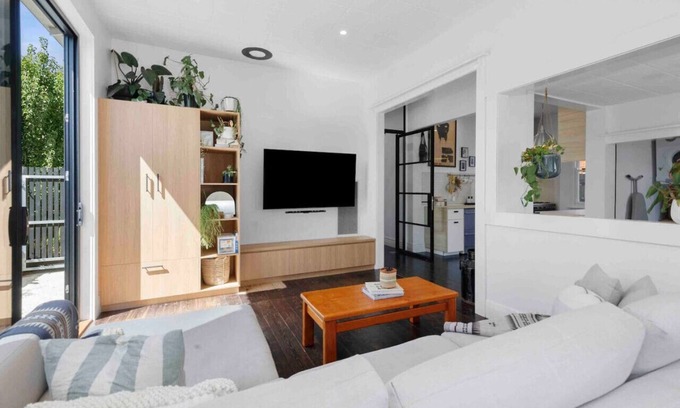 South Geelong House | Bellerine cottage- GMHBA, river, hospital closes