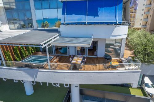 Vlore Apartment | Elegant Belleview Apartment with Oceanfront Dining & Views