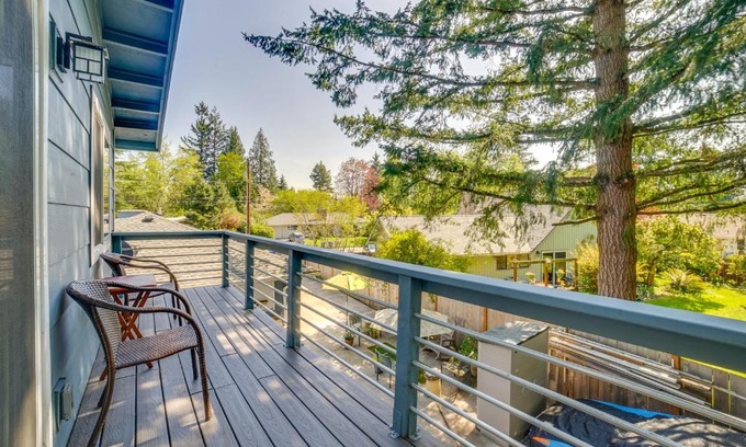 East Lake Hills Apartment | Convenient Bellevue Abode with Balcony, Near Downtown Seattle