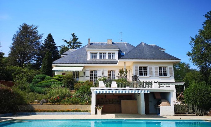 Chateauneuf-de-Galaure Bed & Breakfast | Experience Bellevue: Oceanfront Bliss with Pool & Dining