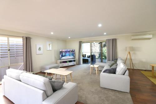 Eden House | Pet Friendly Bellevue On the Bay - 4 Star Retreat with Family Amenities