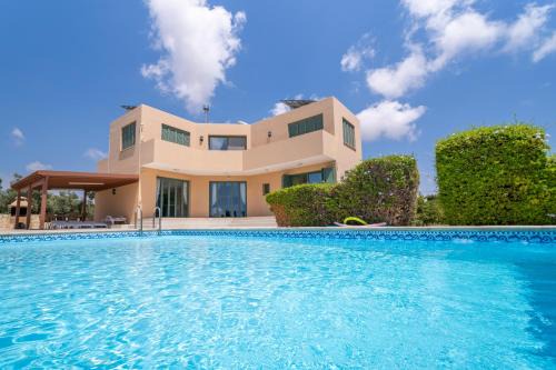 Anarita House | Relaxing Bellevue Villa with Oceanfront Views and Pool