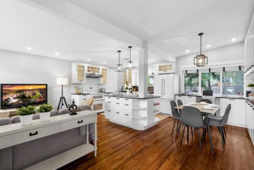 East Lake Hills House | Tranquil Home Office Retreat Near Downtown - Pet Friendly