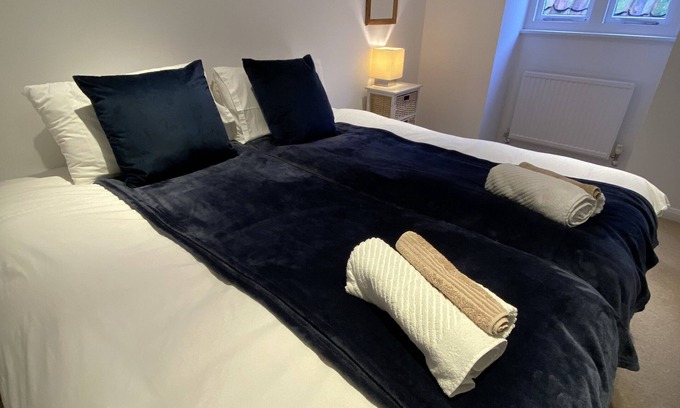 King's Lynn Apartment | Experience Bellfosters: Oceanfront Bliss with Breakfast