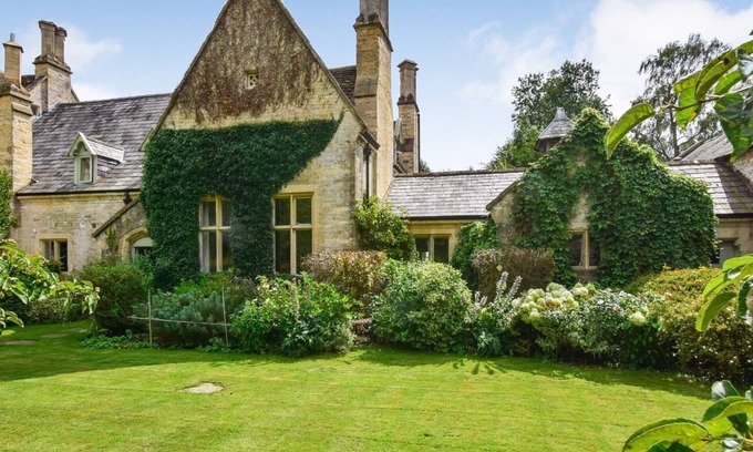 Inchbrook House | Guest Rated: Bellhouse - Ideal for Families with Pets