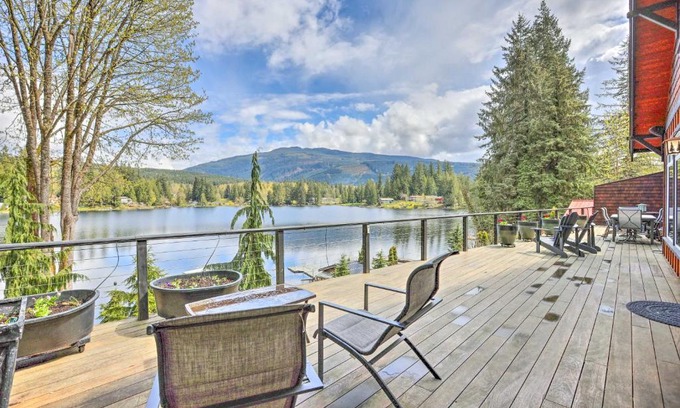 Sedro-Woolley House | Relaxing Lake Getaway in Bellingham with Hot Tub Access!