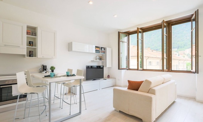 Como City Centre Apartment | Bellini Suite: Guest Rated 10/10 with Kitchen & Breakfast