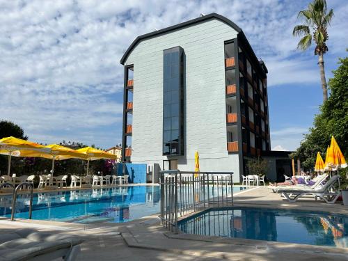 Side Hotel | Bellissima Hotel: Oceanfront Escape with Pool & Spa