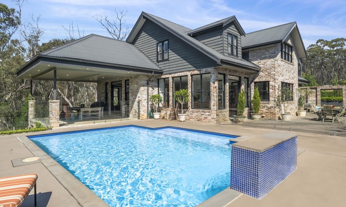 Wentworth Falls House | Exquisite Bellmohr House on the Lake with Spa & Pool